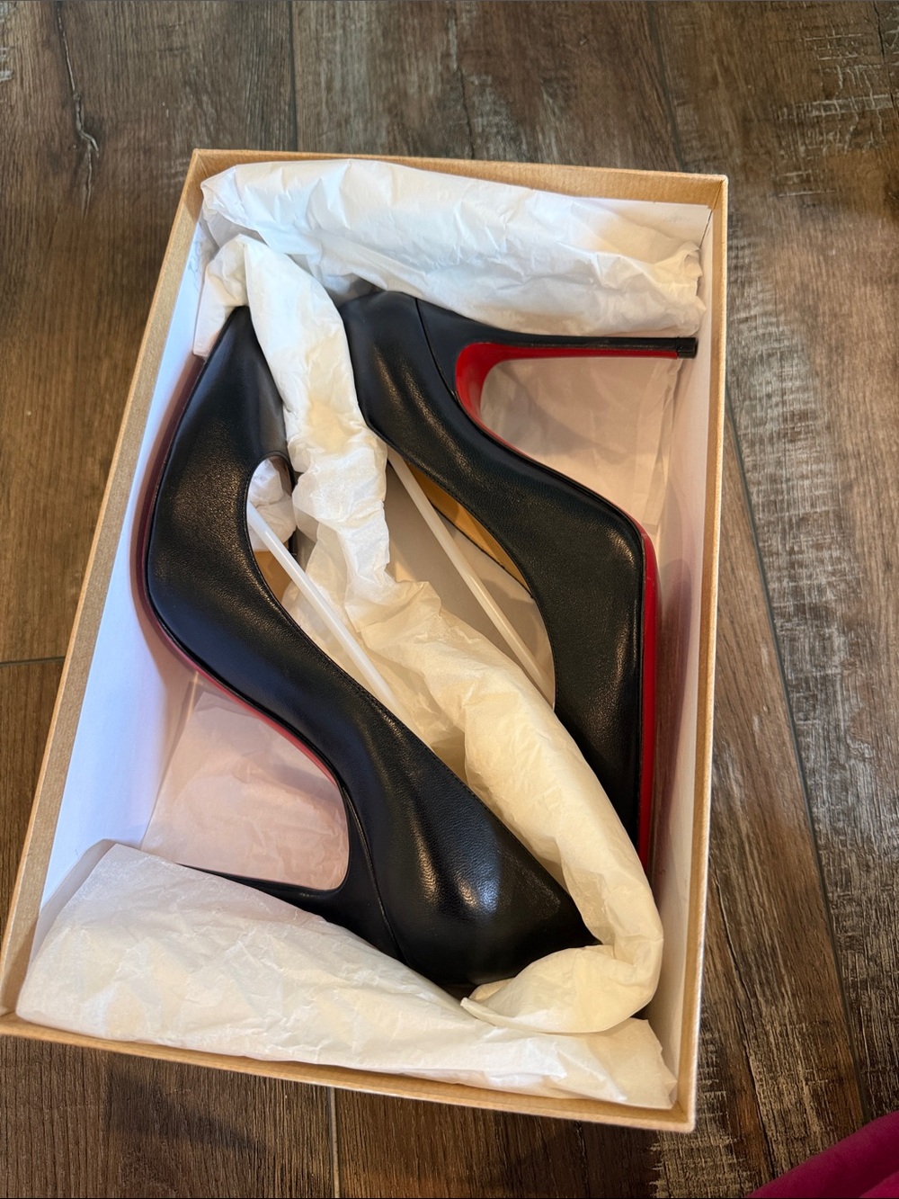 Christian Louboutin Décolleté 100 Nappa Shiny Leather Pumps with red soles 37